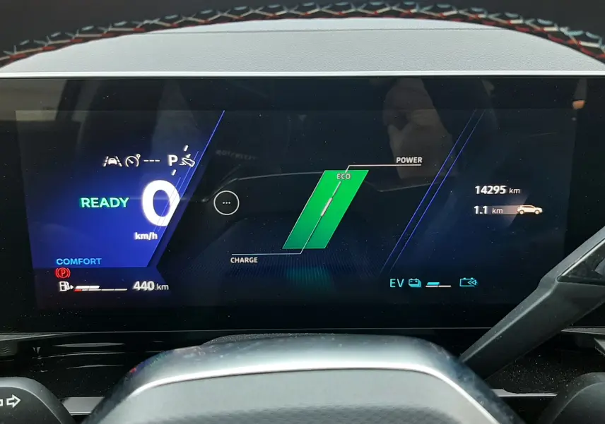 Tableau de bord numérique du Renault Austral E-Tech hybride, affichant vitesse à 0 km/h et mode Eco actif.