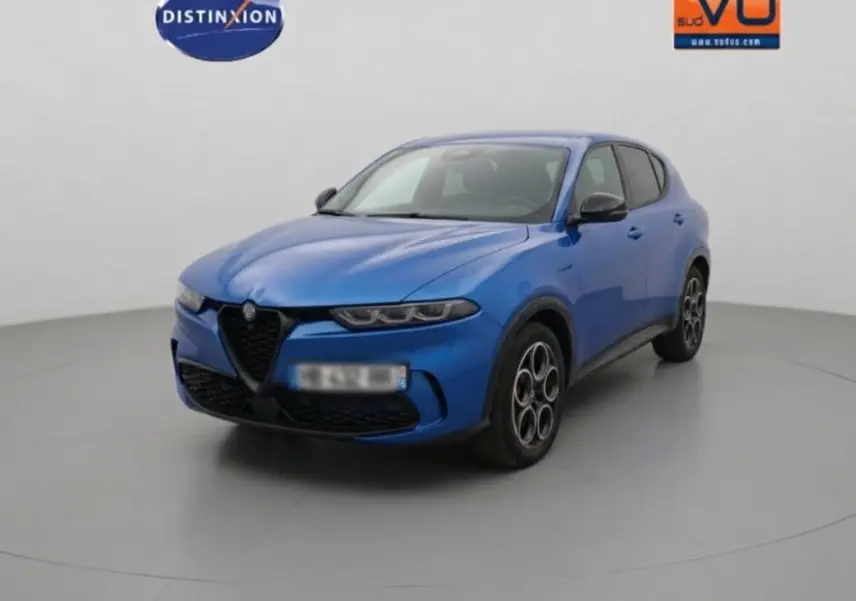 Vue 3/4 avant d'un Alfa Romeo Tonale bleu 2025 avec jantes alliage 18 pouces et calandre caractéristique en V.