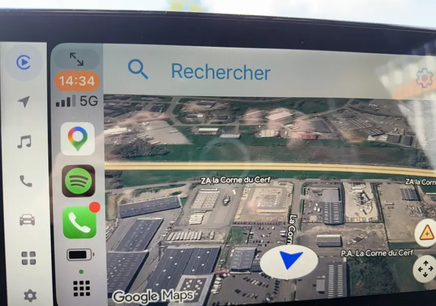 Écran tactile intérieur montrant la navigation GPS de la Toyota Yaris Cross 2026 en hybride gris atlas métal.