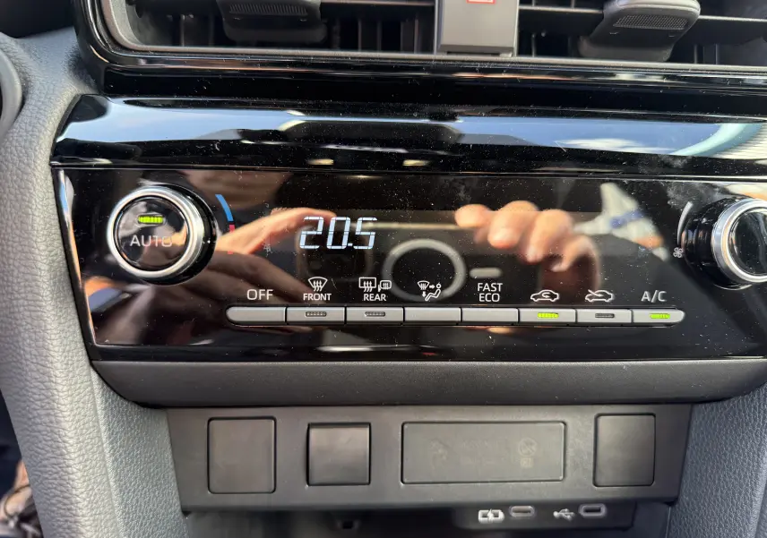 Gros plan sur la console centrale de la Toyota Yaris Cross 2026, affichant la climatisation à 20,5°C avec commandes tactiles.