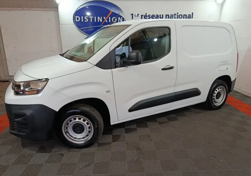 Vue de profil côté gauche d’un utilitaire Citroën Berlingo blanc avec jantes acier et pare-chocs noirs.