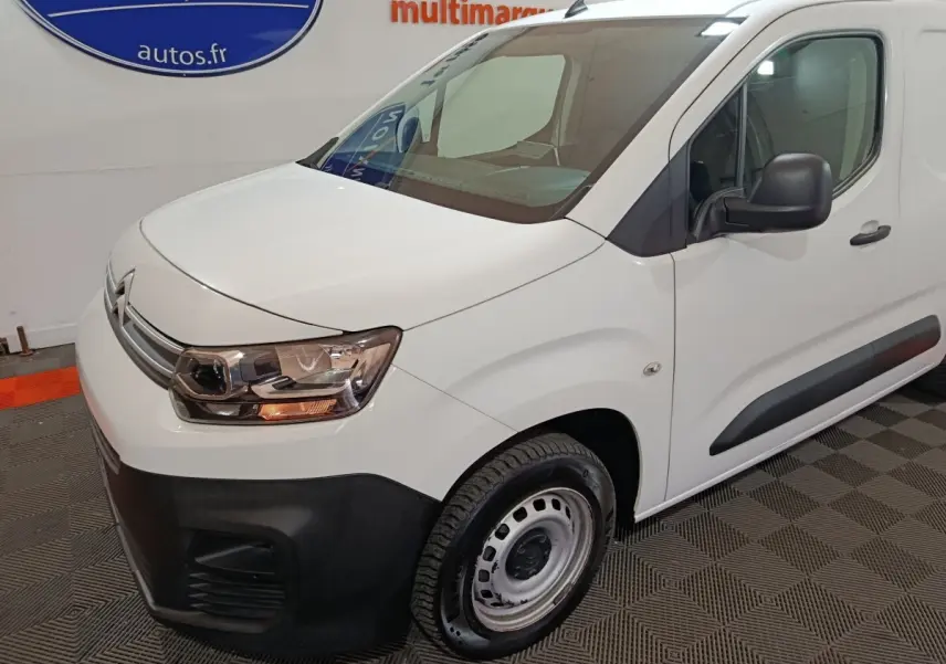 Vue 3/4 avant droit d'un utilitaire Citroën Berlingo blanc avec pare-chocs noir et jantes acier.
