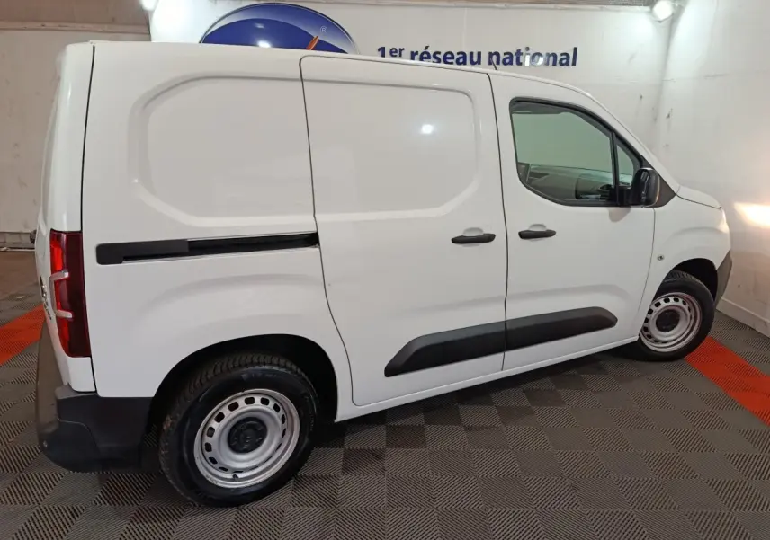 Vue de profil droit du Citroën Berlingo blanc utilitaire, avec portes latérales pleines et jantes acier simples.
