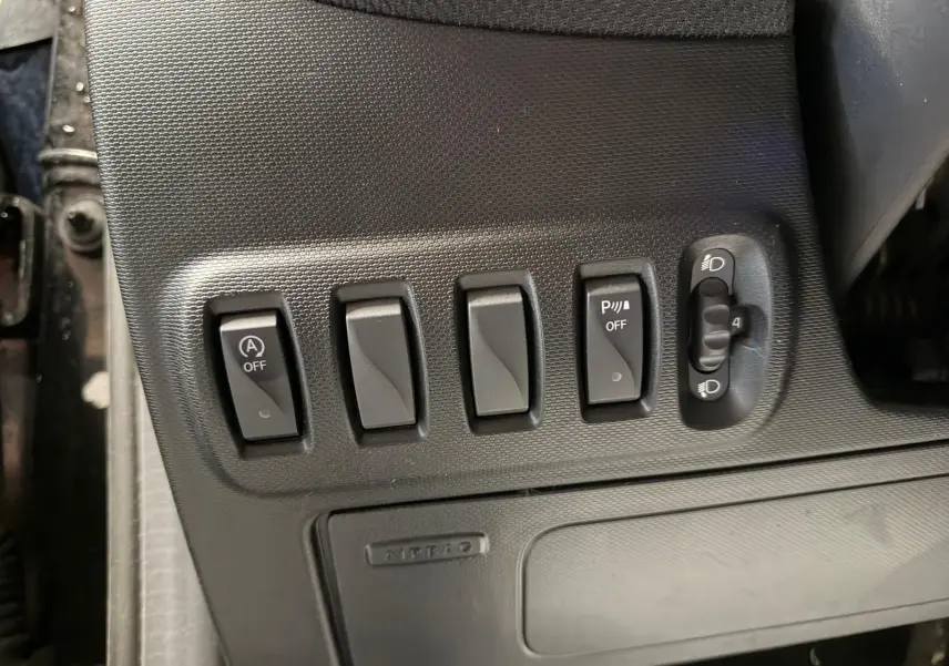 Gros plan sur les commandes noires du tableau de bord côté conducteur de la Smart Fortwo Cabrio 2019.