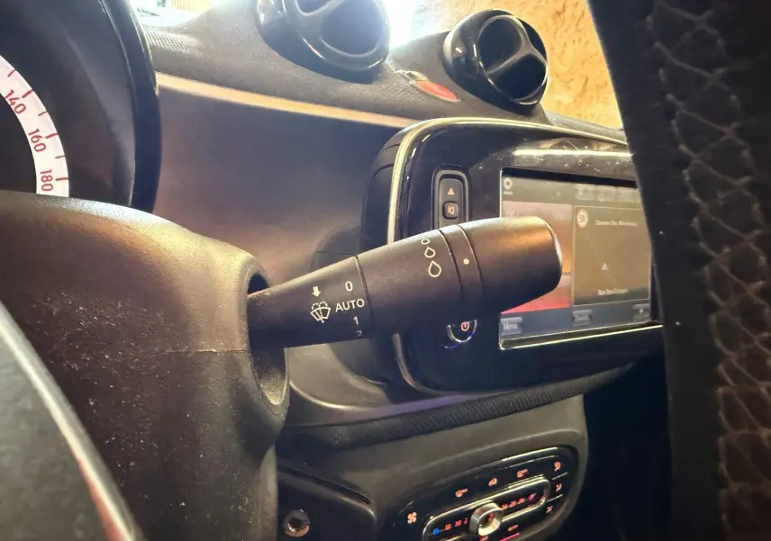 Gros plan sur la commande d’essuie-glace côté gauche du tableau de bord noir de la Smart Fortwo Cabrio 2019.