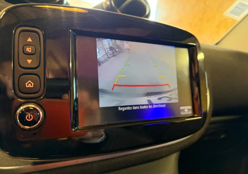 Vue rapprochée de l'écran tactile noir du Smart Fortwo Cabrio 2019 affichant la caméra de recul avec guidage coloré.