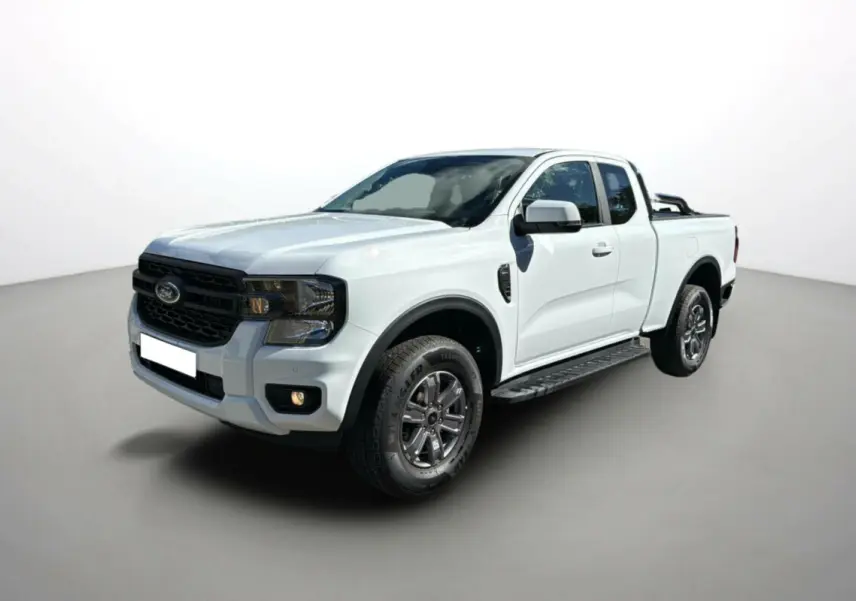 Ford Ranger blanc glacier en 3/4 avant droit avec arceaux inox et marchepieds latéraux visibles