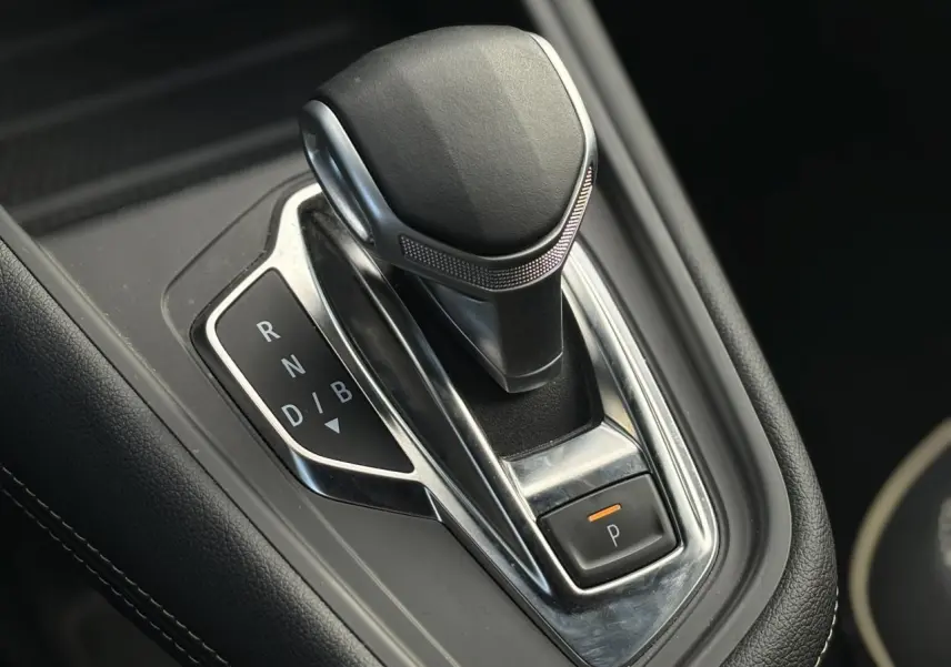 Le levier de vitesses automatique noir et chrome de la Renault SYMBIOZ E-Tech Full Hybrid 2025 en gros plan.