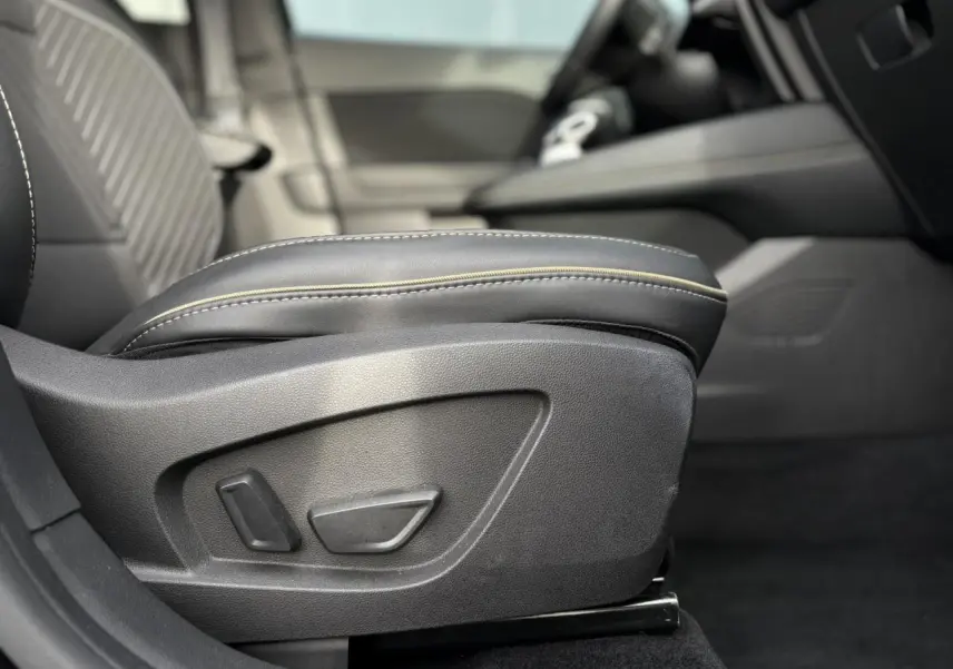 Gros plan sur l'accoudoir central noir avec surpiqûres jaunes dans l'habitacle du Renault Symbioz E-Tech 2025.