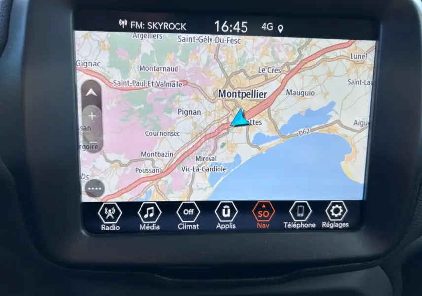Écran tactile du système de navigation du Jeep Renegade 2023, affichant une carte centrée sur Montpellier.