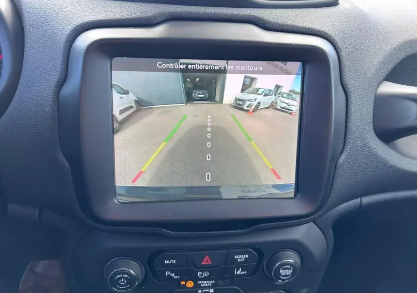 Écran tactile central montrant la caméra de recul d’un Jeep Renegade 2023, intérieur noir, vue de face.