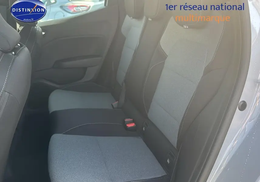 Vue intérieure côté droit sur la banquette arrière grise et noire de la Renault Clio V gris rafale.