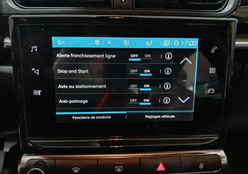 Écran tactile central de la Citroën C3 2024 affichant les réglages d’aides à la conduite, intérieur noir.