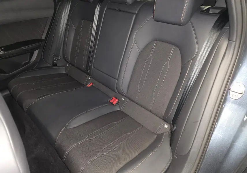 Vue latérale droite de la banquette arrière noire en textile et TEP du CUPRA Formentor gris 2025 avec surpiqûres cuivrées.