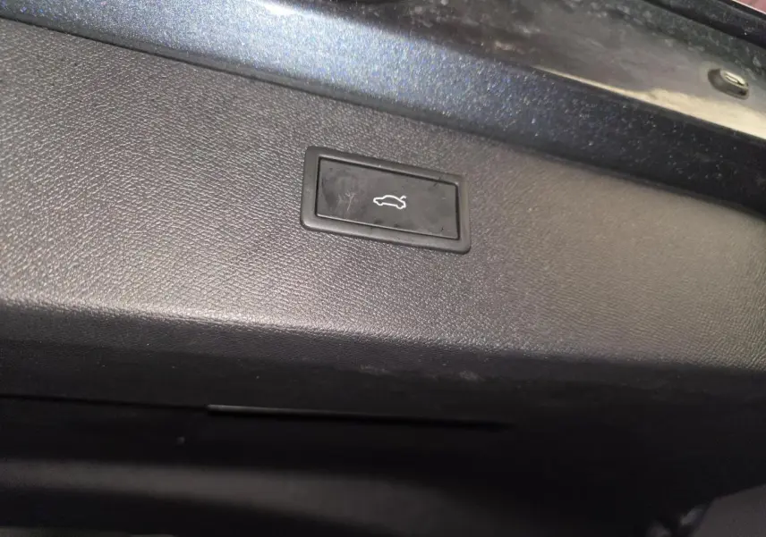 Bouton d'ouverture électrique du hayon sur la partie intérieure du coffre du CUPRA Formentor gris 2025.