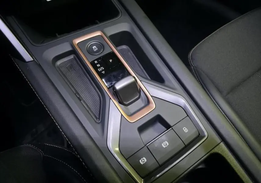 Vue rapprochée de la console centrale noire du CUPRA Formentor 2.0 TDI 2025 avec levier de vitesse automatique et cadre cuivré.