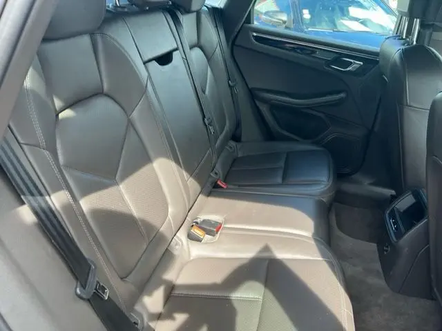 Vue intérieure arrière droite du Porsche Macan 2015 gris, montrant les sièges en cuir et les finitions soignées.