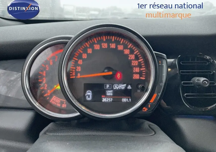 Gros plan sur le tableau de bord de la MINI Cabriolet 2023, affichant le compteur de vitesse et le compte-tours éclairés en rouge.