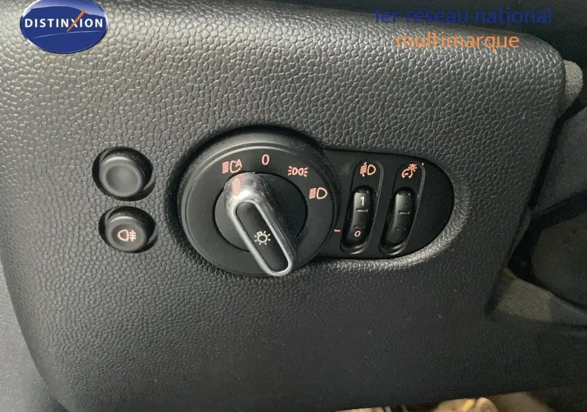 Gros plan sur les commandes d'éclairage intérieures en plastique noir du MINI Cabriolet Melting Silver 2023.