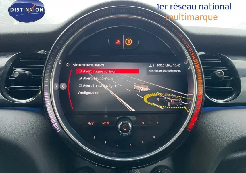 Affichage central du tableau de bord MINI Cabriolet Melting Silver, montrant l'alerte de risque collision en mode sécurité intelligente.
