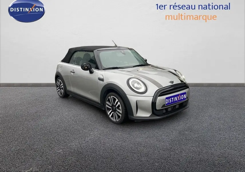 Mini Cabriolet 2023 Melting Silver vue 3/4 avant avec toit noir et bandes grises sur le capot