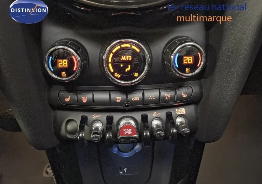 Vue rapprochée de la console centrale du MINI Cabriolet 2023 avec commandes de climatisation et bouton start/stop rouge.