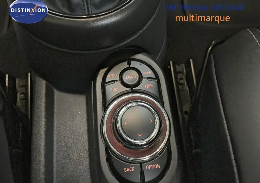 Vue rapprochée du sélecteur central de la MINI Cabriolet F57 2023 en cuir noir, sans visibilité extérieure.