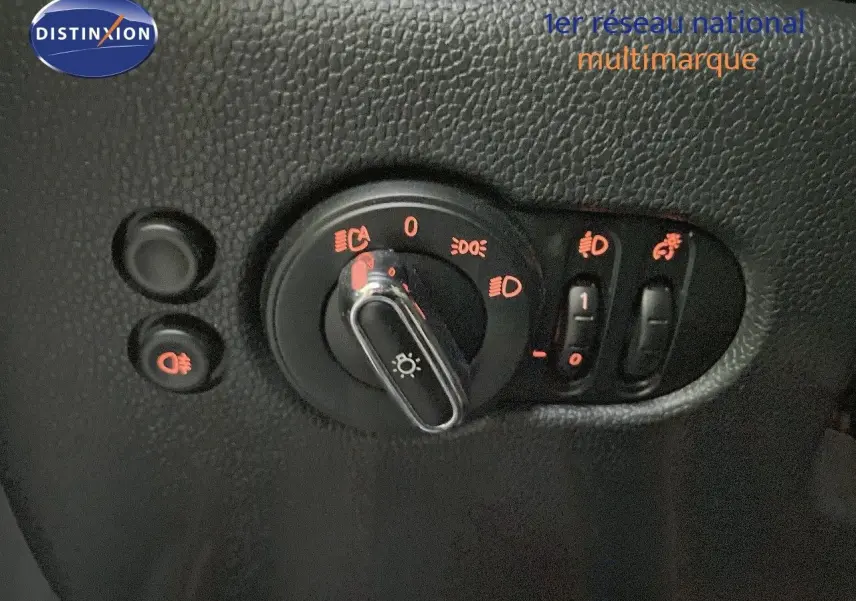 Gros plan sur les commandes d'éclairage intérieures de la MINI Cabriolet F57, avec boutons rétroéclairés rouges sur plastique noir texturé.