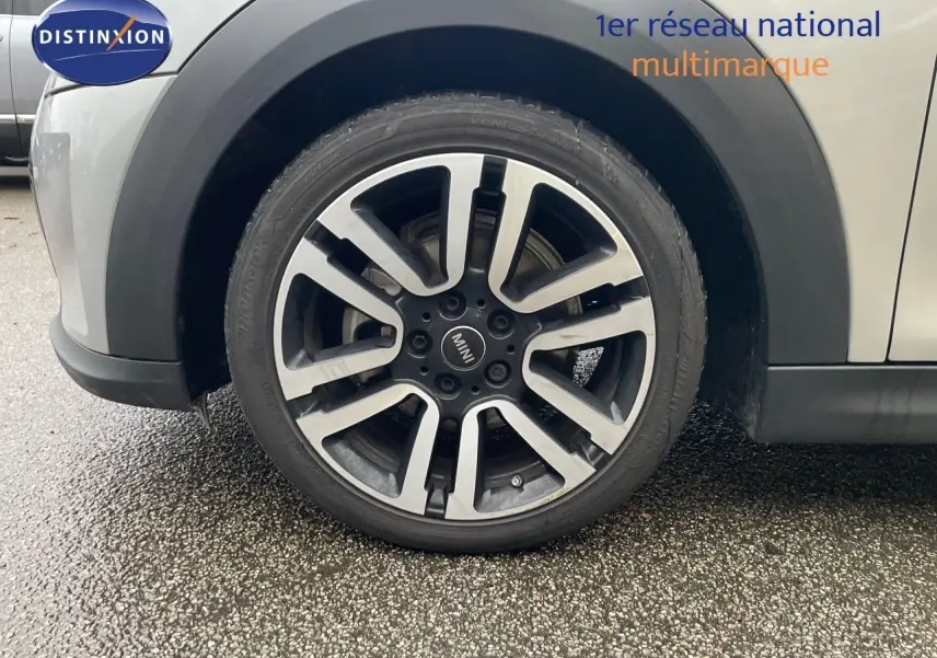 Gros plan sur la roue avant gauche d'une MINI Cabriolet F57 2023 couleur Melting Silver Metal avec jante bi-ton.