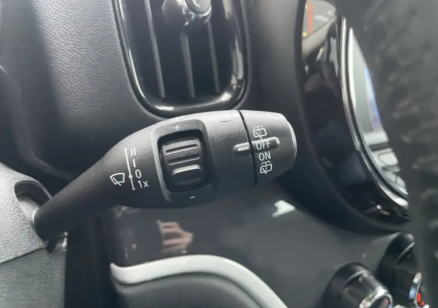 Le commodo de commande des essuie-glaces sur la gauche du volant d'une MINI Countryman bleu Island Metal hybride rechargeable.