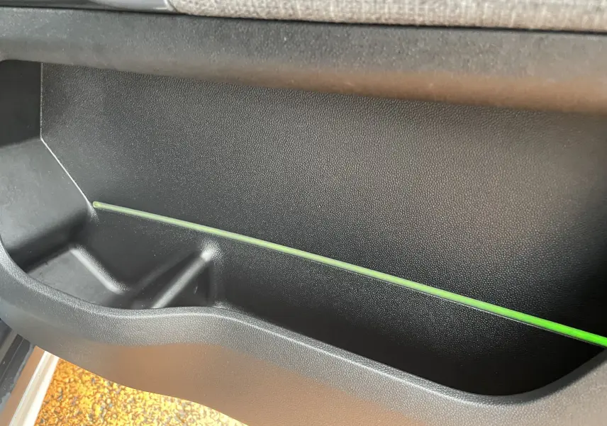 Rangement de porte intérieur noir avec bande lumineuse verte, détail du MINI Countryman Cooper S hybride rechargeable 2019.