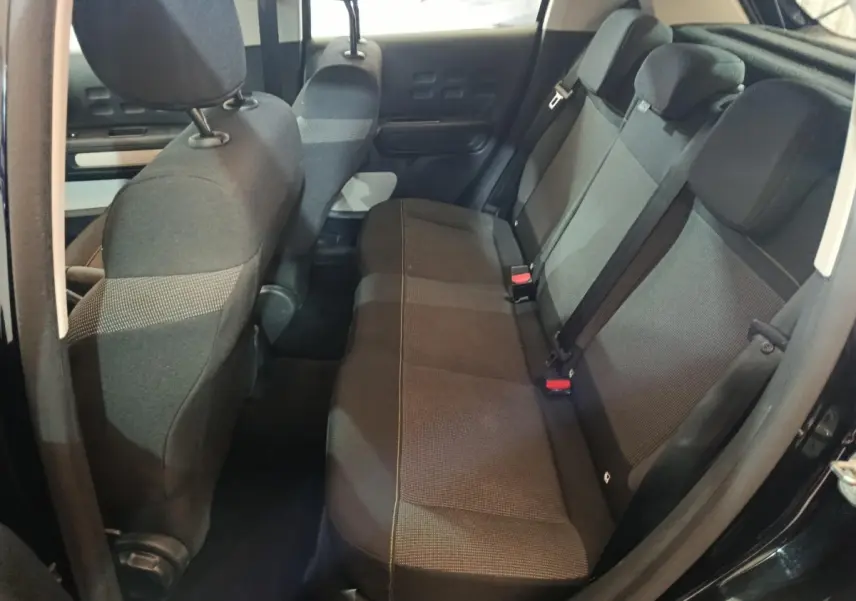 Vue intérieure côté droit montrant la banquette arrière noire de la Citroën C3 BlueHDi 100 BVM PLUS 2024.