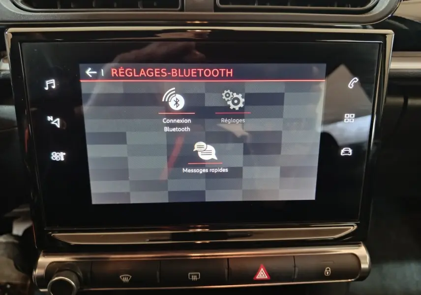 Écran tactile central affichant les réglages Bluetooth dans l’habitacle noir du Citroën C3 2024.