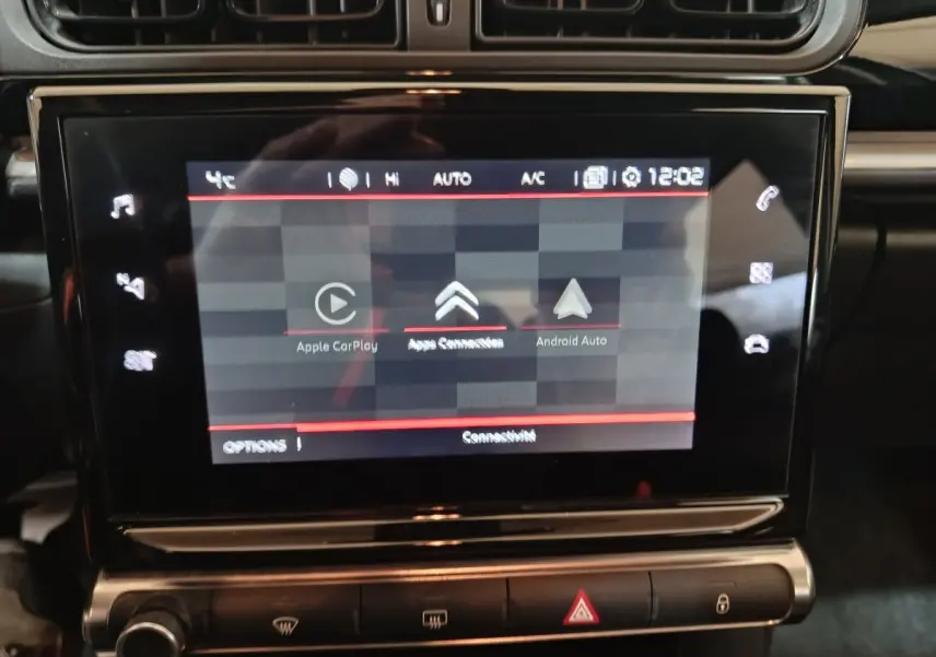 Vue rapprochée de l'écran tactile central noir de la Citroën C3 2024 affichant Apple CarPlay et Android Auto.