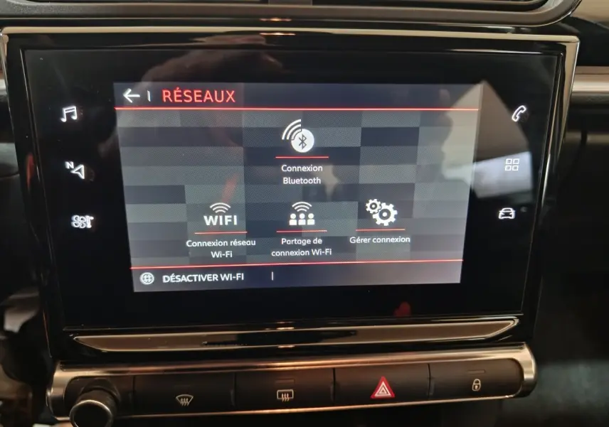 Écran tactile central de la Citroën C3 2024 affichant les options de connexion Bluetooth et Wi-Fi, intérieur noir.