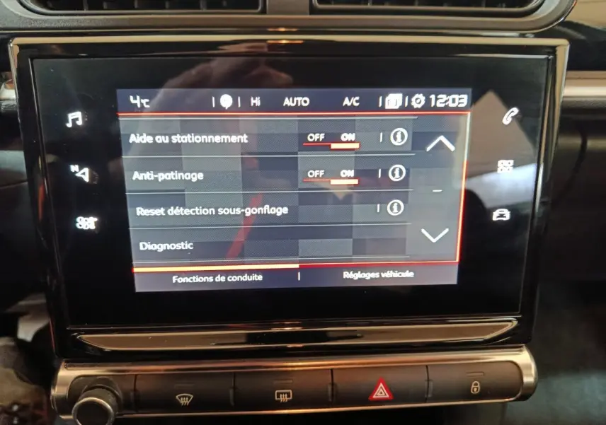 Écran tactile central de la Citroën C3 2024 affichant les réglages d’aide à la conduite, intérieur noir brillant.