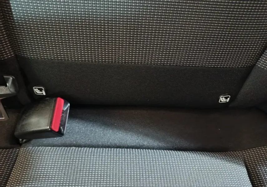 Gros plan sur la banquette arrière noire à motifs gris de la Citroën C3 2024 avec boucle de ceinture visible.