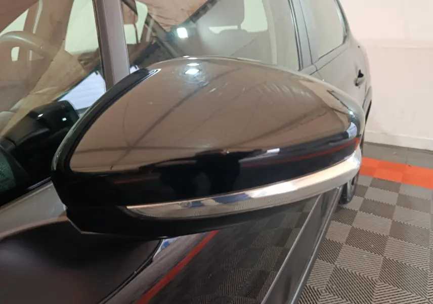 Rétroviseur extérieur noir côté conducteur de la Citroën C3 2024 avec clignotant intégré, vue rapprochée en léger angle.