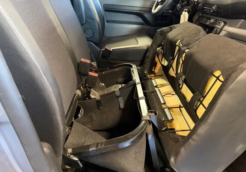 Vue intérieure côté droit du Citroën Jumpy 2.0 BlueHDi 180 EAT 2022, montrant les sièges avant et la banquette arrière partiellement démontée.