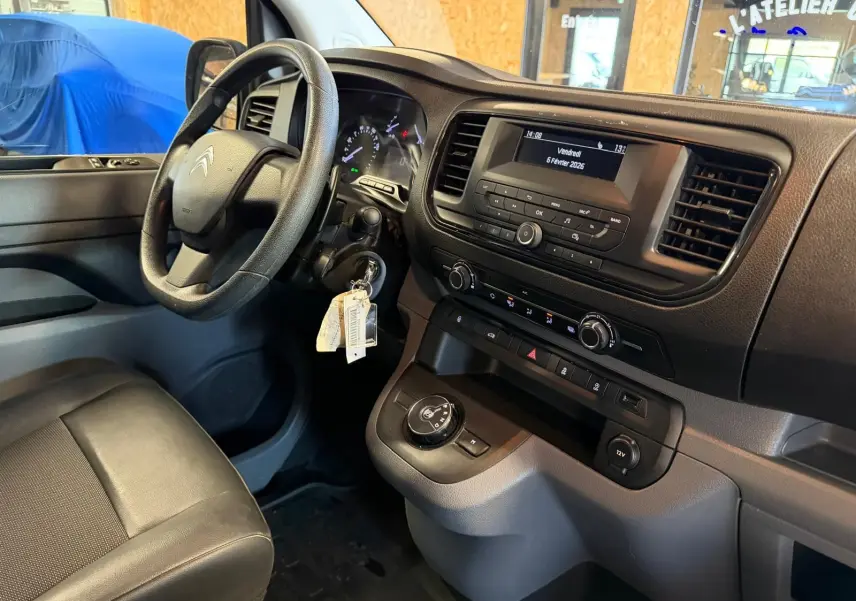 Vue intérieure côté conducteur du Citroën Jumpy 2.0 BlueHDi 180, tableau de bord noir avec volant et console centrale.