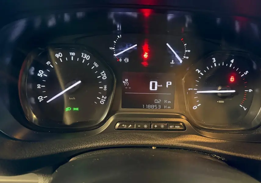 Vue rapprochée du tableau de bord du Citroën Jumpy gris, affichant le compteur de vitesse, compte-tours et écran digital.