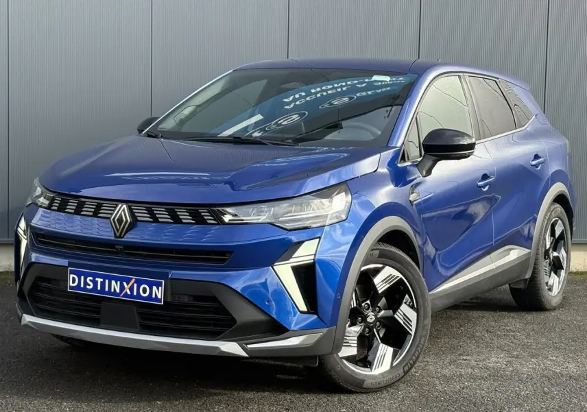 Renault Symbioz E-Tech Full Hybrid bleu Iron en 3/4 avant droit avec jantes 18 pouces et calandre distinctive.