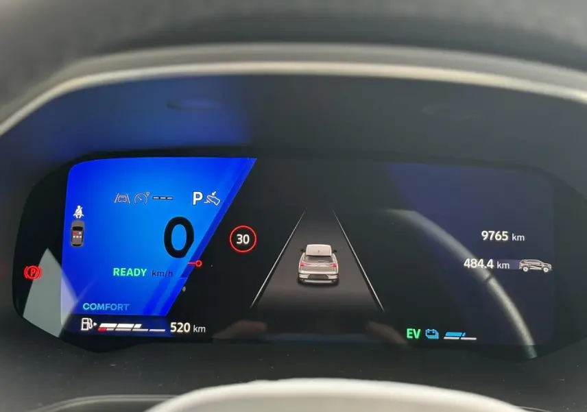 Tableau de bord numérique de la Renault Symbioz 2025 affichant la vitesse, autonomie et aides à la conduite.