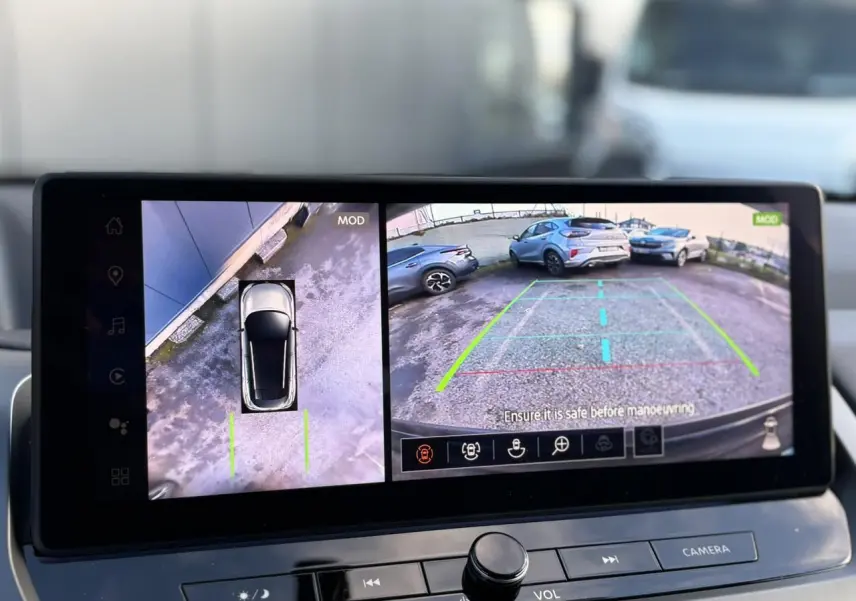 Écran intérieur affichant la caméra de recul et vue 360° du Nissan Qashqai noir Kuro en stationnement.