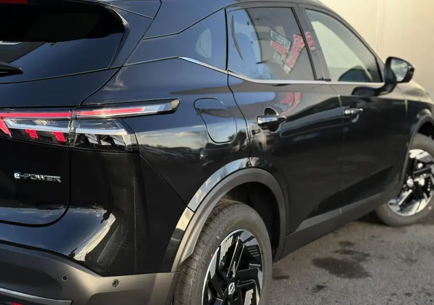 Vue 3/4 arrière droite du Nissan Qashqai III noir Kuro avec feux LED et jantes alliage noires distinctives.