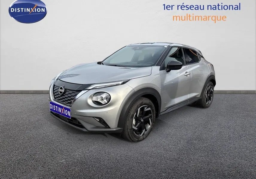 Nissan Juke 1.6 HEV N-Connecta gris perle métal en 3/4 avant droit avec jantes noires biton.