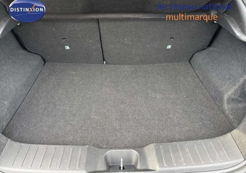 Coffre spacieux et vide du Nissan Juke 2024 gris perle métal, vue intérieure arrière ouverte.