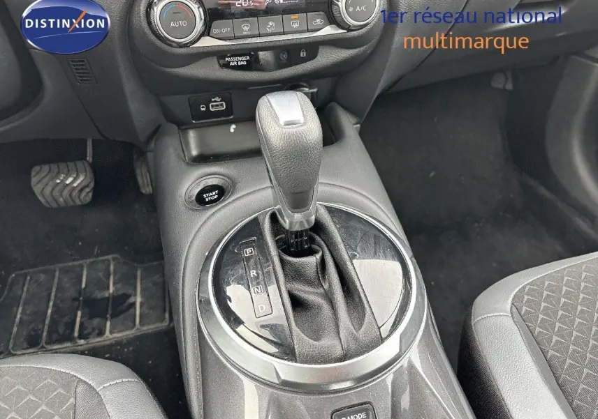 Le levier de vitesse automatique et la console centrale du Nissan Juke gris perle, vue intérieure rapprochée.