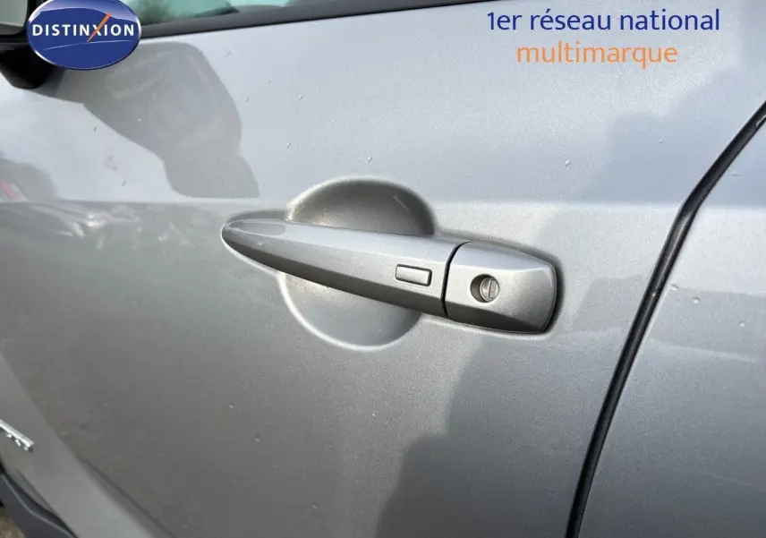 Poignée de porte côté gauche gris perle métal du Nissan Juke 1.6 HEV 143CH N-Connecta 2024 en gros plan.