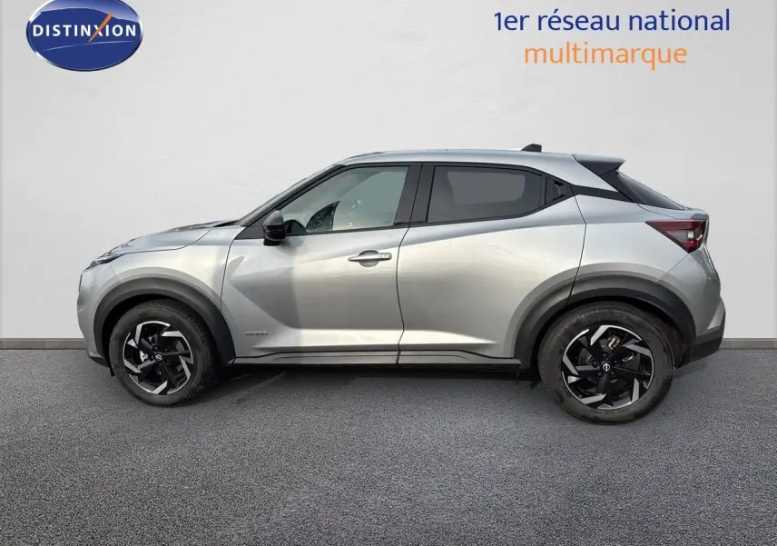 Profil côté gauche du Nissan Juke 1.6 HEV N-Connecta gris perle métal avec jantes noires biton, 2024.